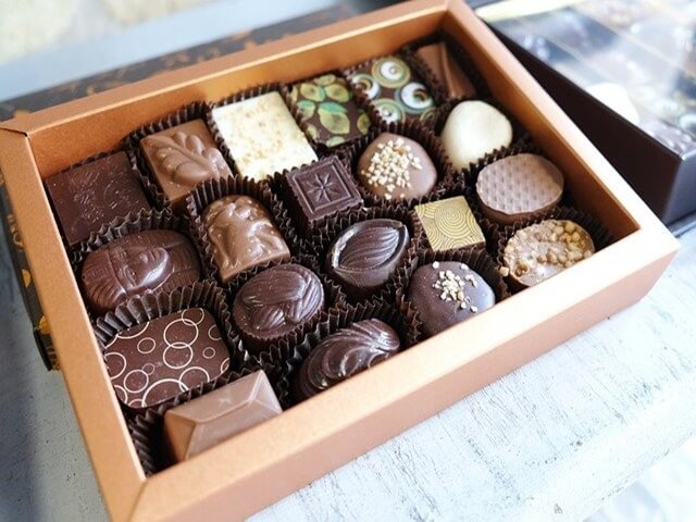 箱に入ったチョコレート詰め合わせ